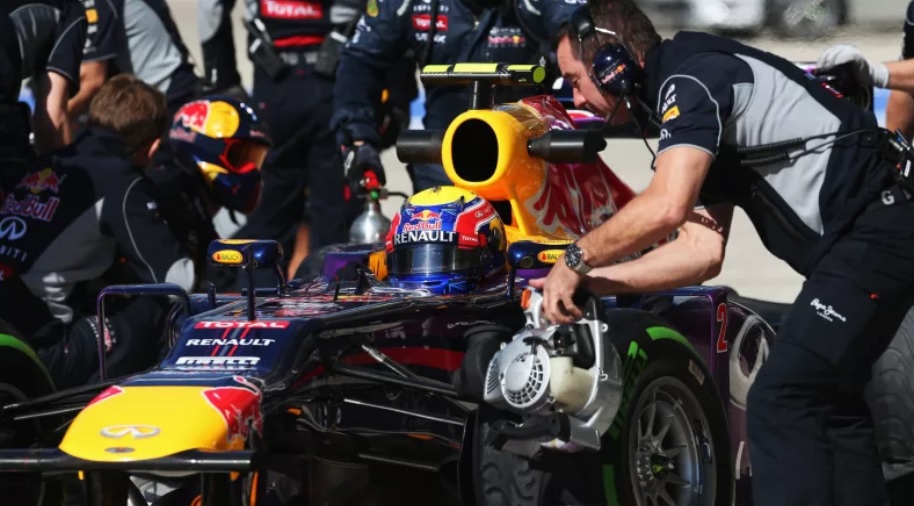 máy thổi gió thổi lá trong đường đua F1